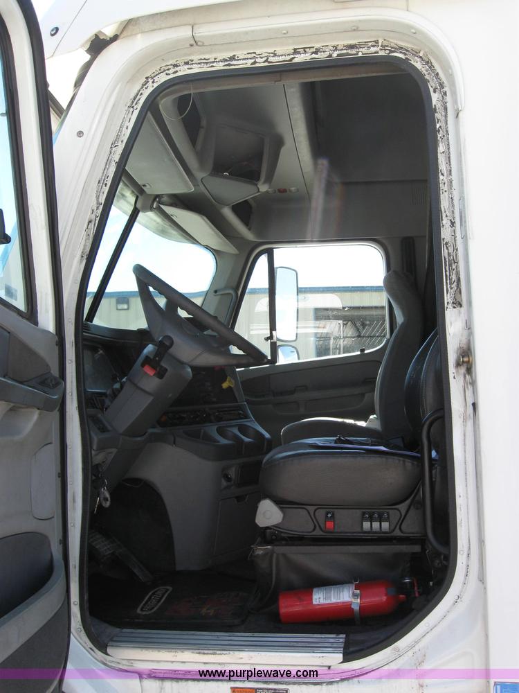 image for item 2032 2004 Freightliner Conventional Columbia 120 semi truck