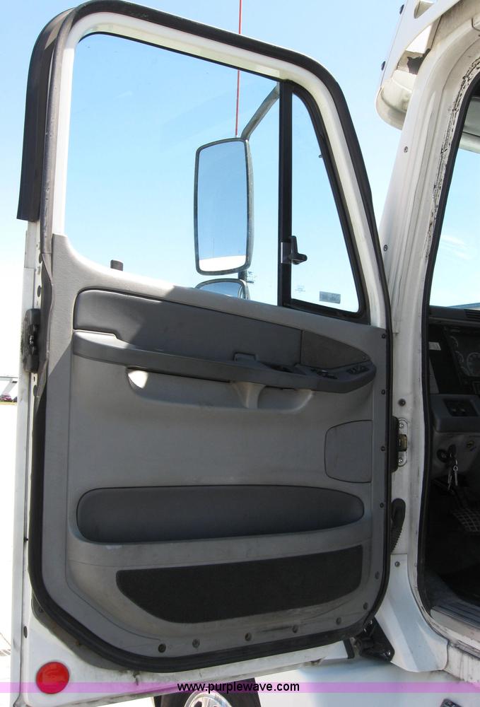 image for item 2032 2004 Freightliner Conventional Columbia 120 semi truck