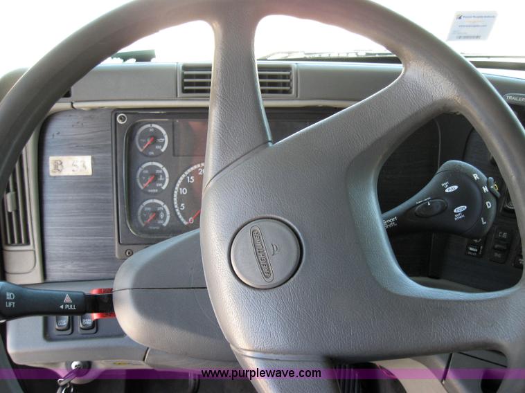 image for item 2032 2004 Freightliner Conventional Columbia 120 semi truck