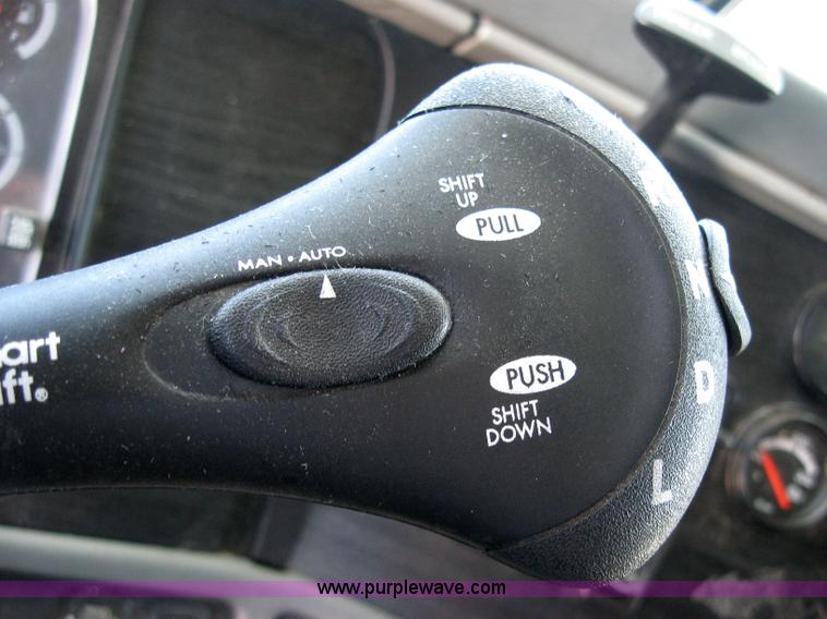 image for item 2032 2004 Freightliner Conventional Columbia 120 semi truck