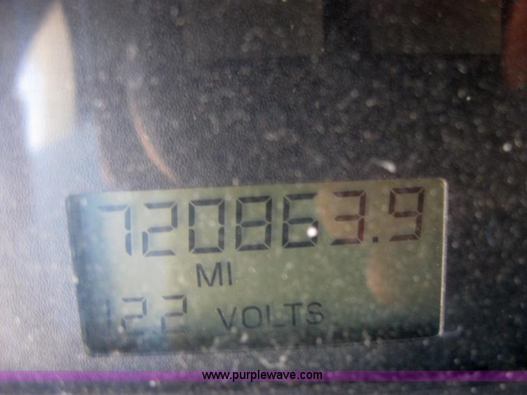 image for item 2032 2004 Freightliner Conventional Columbia 120 semi truck