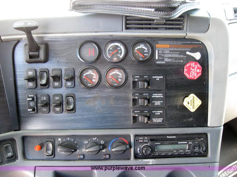 image for item 2032 2004 Freightliner Conventional Columbia 120 semi truck