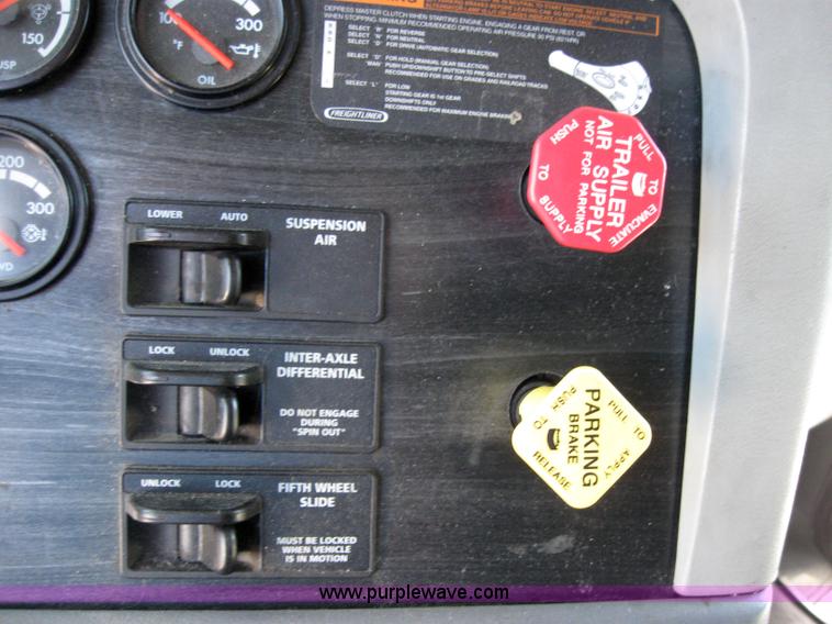 image for item 2032 2004 Freightliner Conventional Columbia 120 semi truck