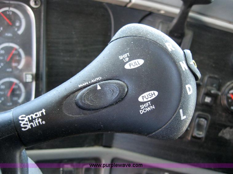 image for item 2032 2004 Freightliner Conventional Columbia 120 semi truck