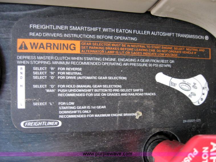 image for item 2032 2004 Freightliner Conventional Columbia 120 semi truck