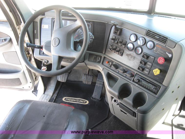 image for item 2032 2004 Freightliner Conventional Columbia 120 semi truck