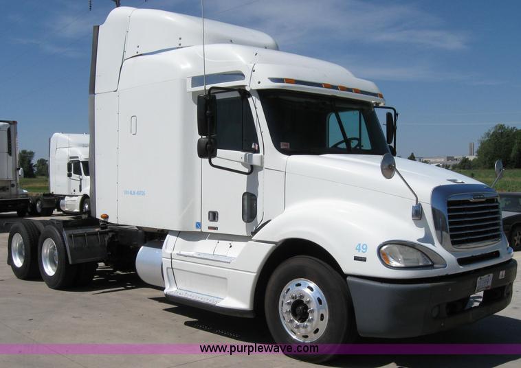 image for item 2033 2004 Freightliner Conventional Columbia semi truck