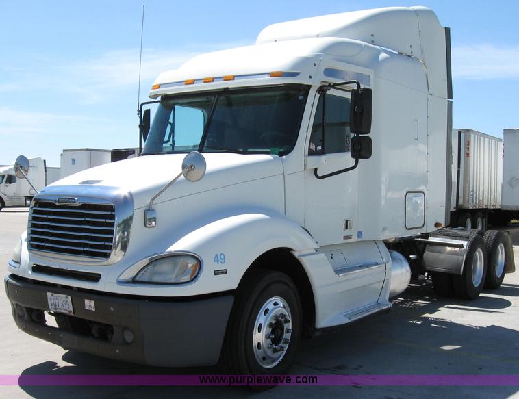 image for item 2033 2004 Freightliner Conventional Columbia semi truck