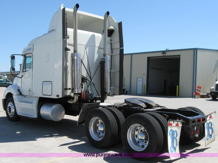 image for item 2033 2004 Freightliner Conventional Columbia semi truck