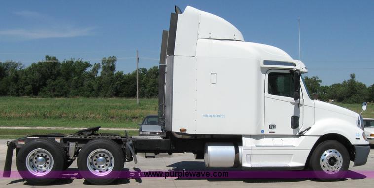 image for item 2033 2004 Freightliner Conventional Columbia semi truck