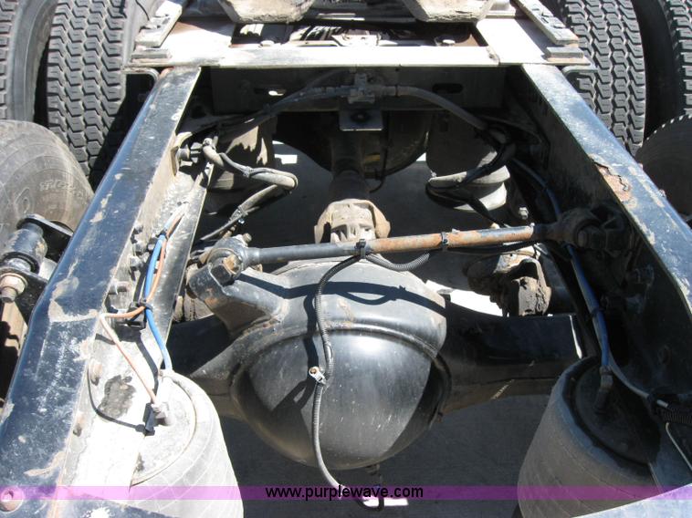 image for item 2033 2004 Freightliner Conventional Columbia semi truck