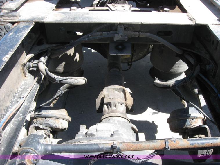 image for item 2033 2004 Freightliner Conventional Columbia semi truck