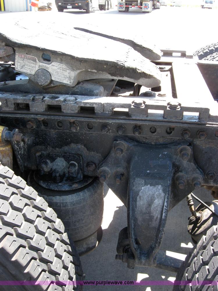 image for item 2033 2004 Freightliner Conventional Columbia semi truck