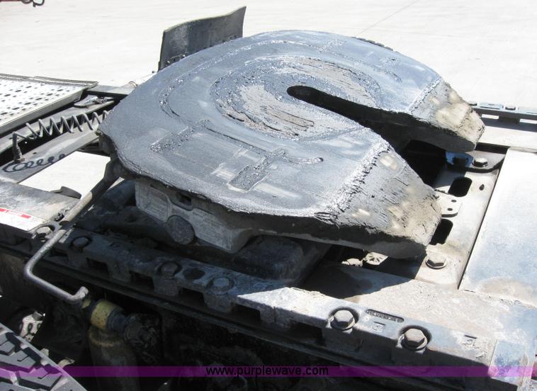 image for item 2033 2004 Freightliner Conventional Columbia semi truck