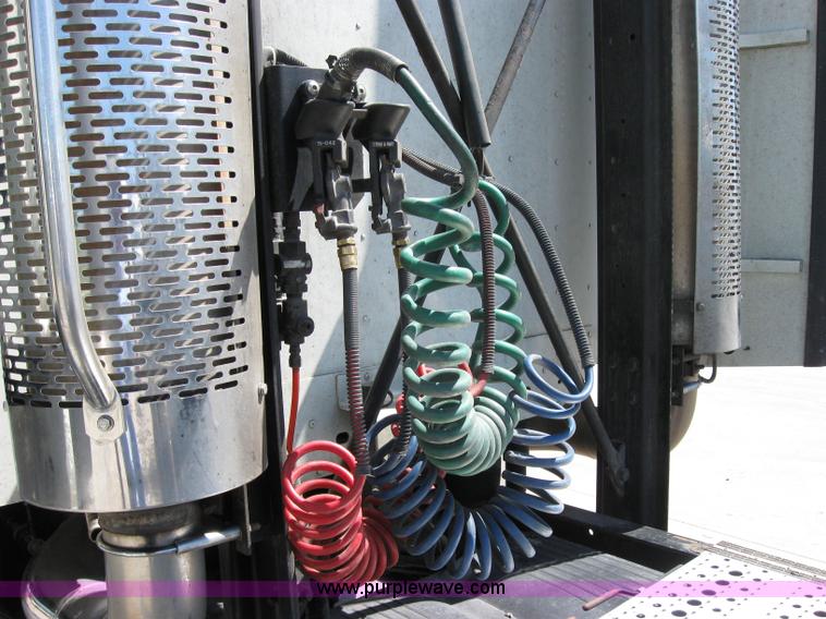 image for item 2033 2004 Freightliner Conventional Columbia semi truck