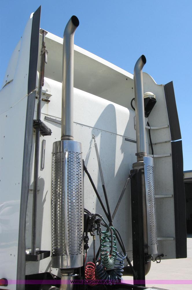 image for item 2033 2004 Freightliner Conventional Columbia semi truck