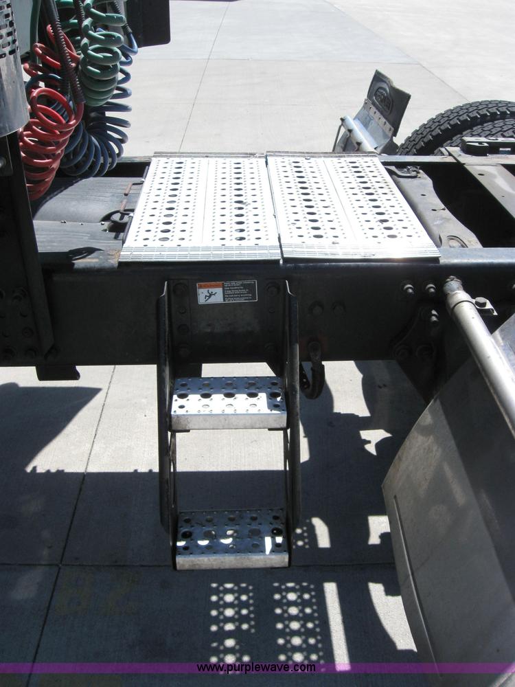 image for item 2033 2004 Freightliner Conventional Columbia semi truck