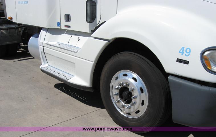 image for item 2033 2004 Freightliner Conventional Columbia semi truck