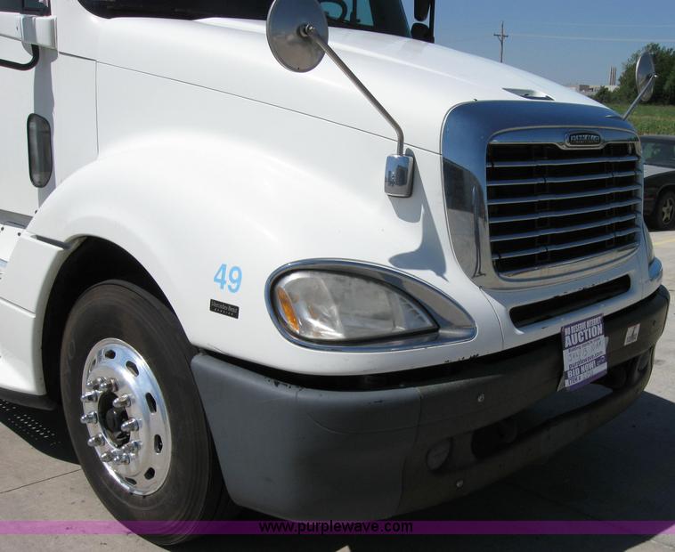 image for item 2033 2004 Freightliner Conventional Columbia semi truck