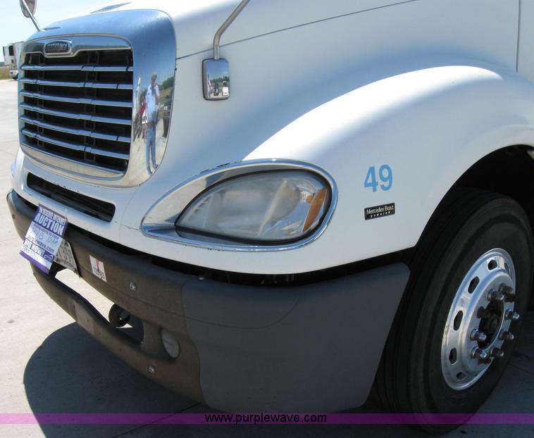 image for item 2033 2004 Freightliner Conventional Columbia semi truck