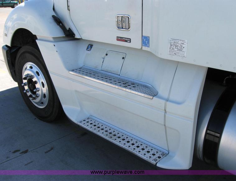 image for item 2033 2004 Freightliner Conventional Columbia semi truck