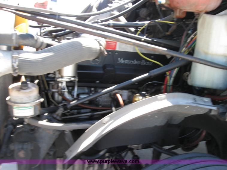 image for item 2033 2004 Freightliner Conventional Columbia semi truck