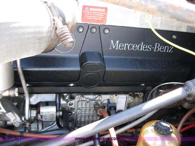 image for item 2033 2004 Freightliner Conventional Columbia semi truck