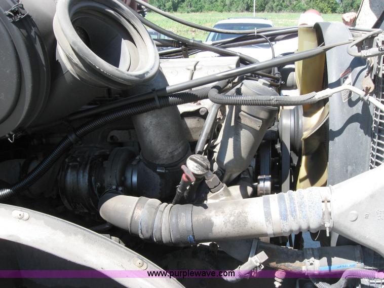 image for item 2033 2004 Freightliner Conventional Columbia semi truck