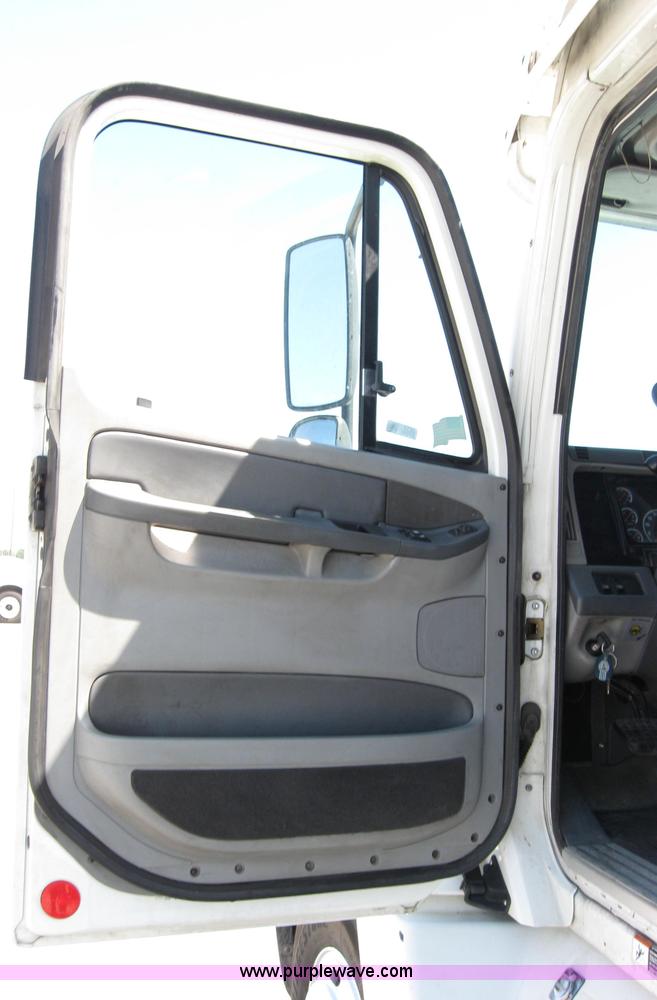 image for item 2033 2004 Freightliner Conventional Columbia semi truck