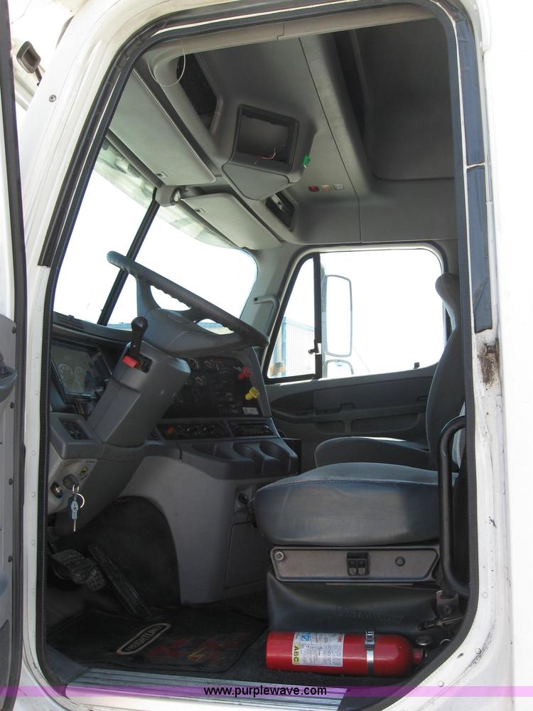 image for item 2033 2004 Freightliner Conventional Columbia semi truck