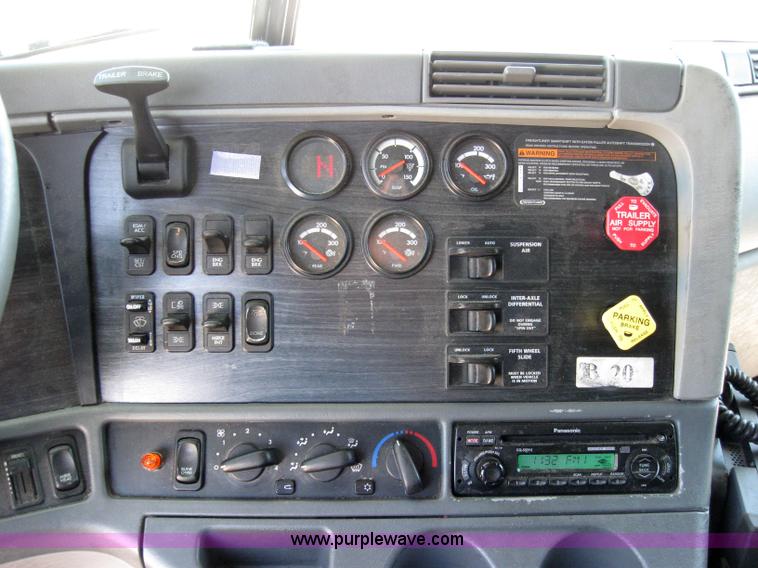 image for item 2033 2004 Freightliner Conventional Columbia semi truck