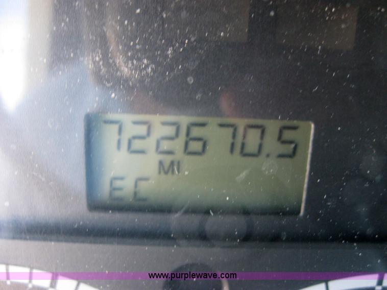 image for item 2033 2004 Freightliner Conventional Columbia semi truck