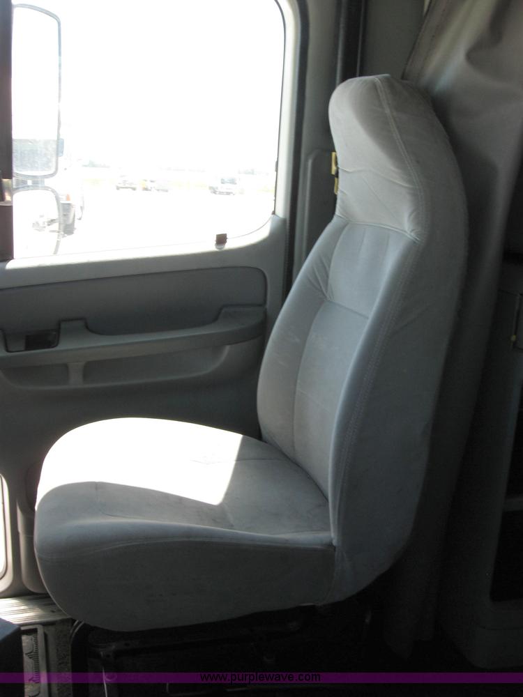 image for item 2033 2004 Freightliner Conventional Columbia semi truck