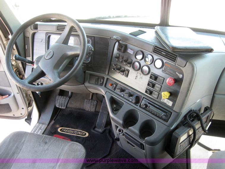 image for item 2033 2004 Freightliner Conventional Columbia semi truck