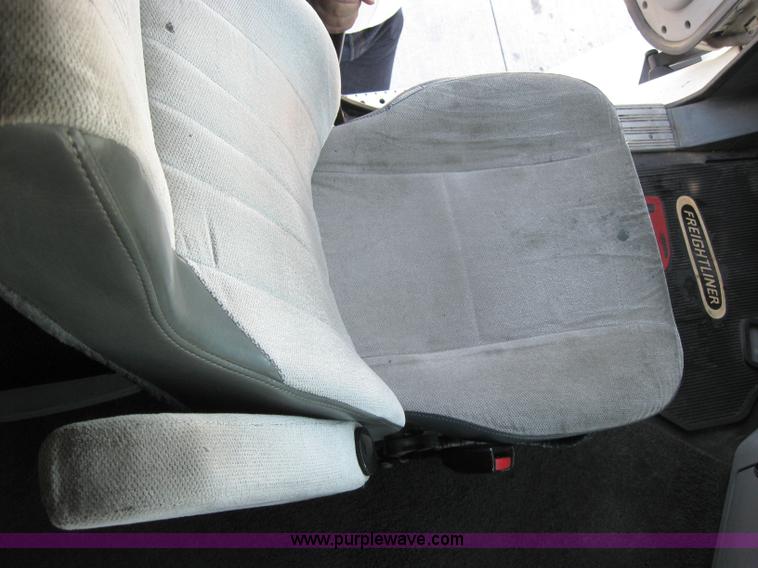 image for item 2033 2004 Freightliner Conventional Columbia semi truck