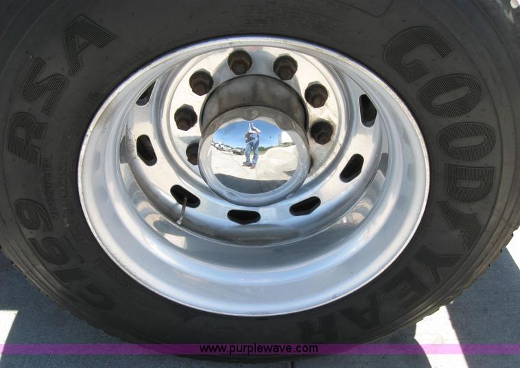 image for item 2033 2004 Freightliner Conventional Columbia semi truck