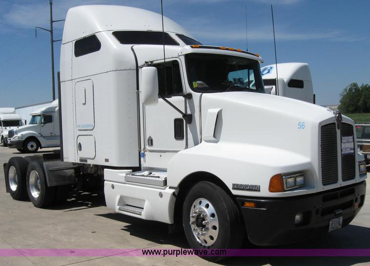 image for item 2034 2005 Kenworth Construct T600 semi truck