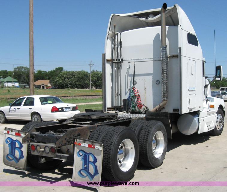 image for item 2034 2005 Kenworth Construct T600 semi truck