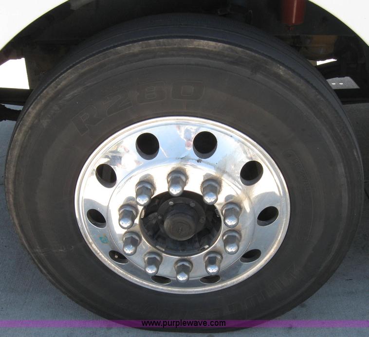 image for item 2034 2005 Kenworth Construct T600 semi truck