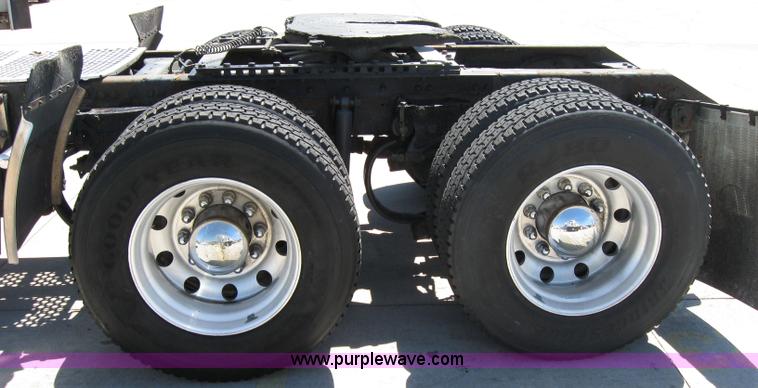 image for item 2034 2005 Kenworth Construct T600 semi truck