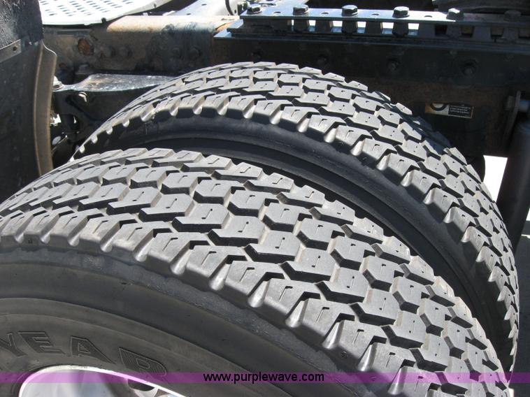 image for item 2034 2005 Kenworth Construct T600 semi truck