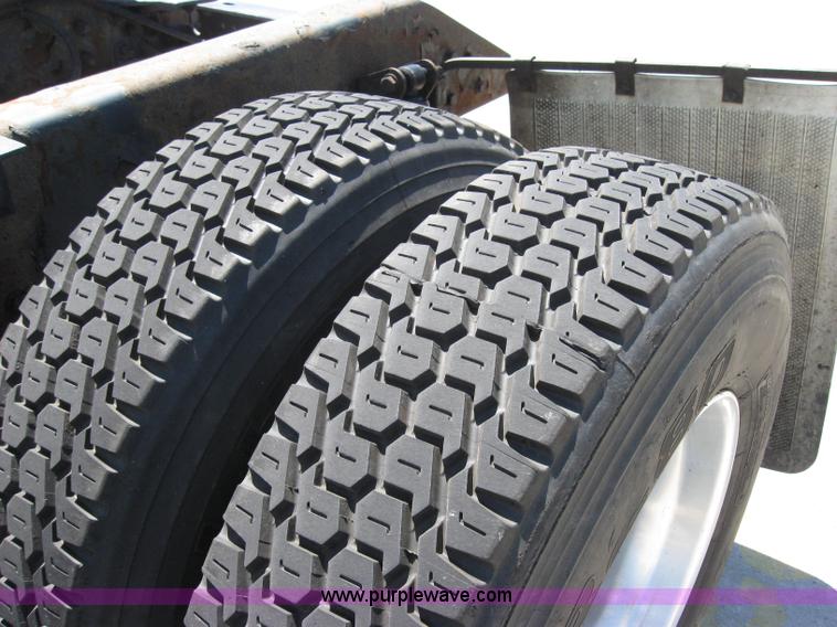 image for item 2034 2005 Kenworth Construct T600 semi truck