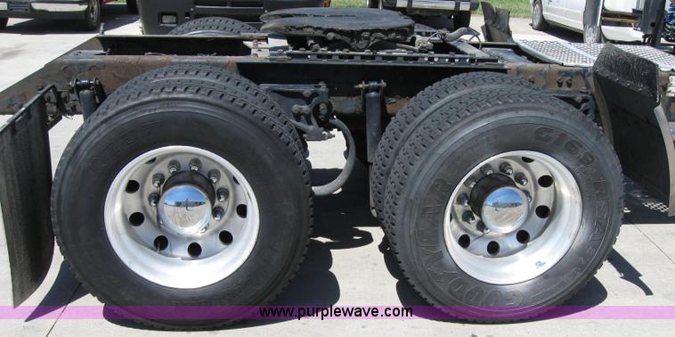 image for item 2034 2005 Kenworth Construct T600 semi truck