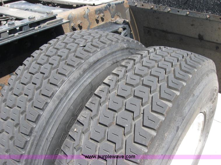 image for item 2034 2005 Kenworth Construct T600 semi truck