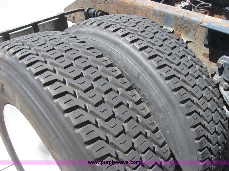 image for item 2034 2005 Kenworth Construct T600 semi truck