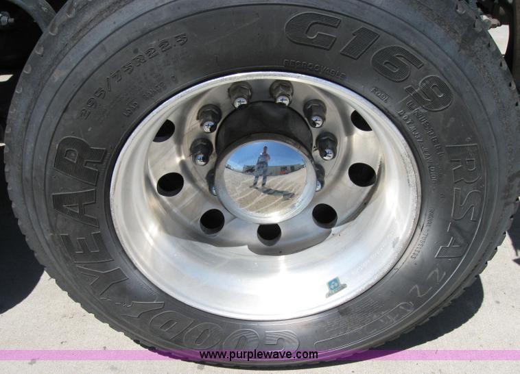 image for item 2034 2005 Kenworth Construct T600 semi truck