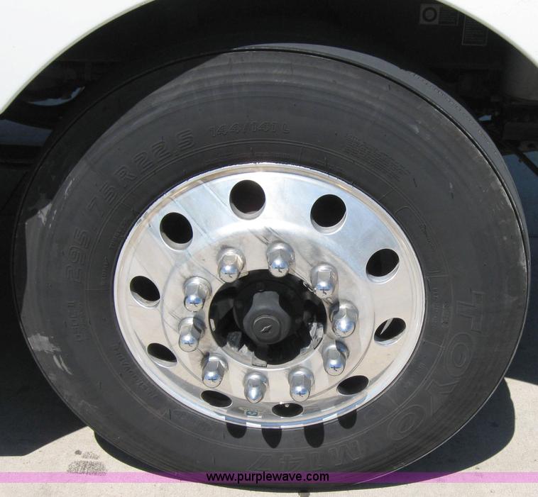 image for item 2034 2005 Kenworth Construct T600 semi truck