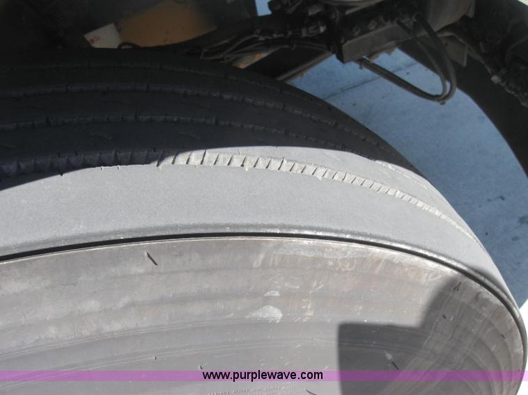 image for item 2034 2005 Kenworth Construct T600 semi truck