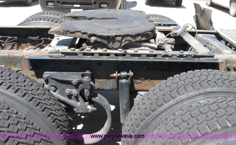 image for item 2034 2005 Kenworth Construct T600 semi truck