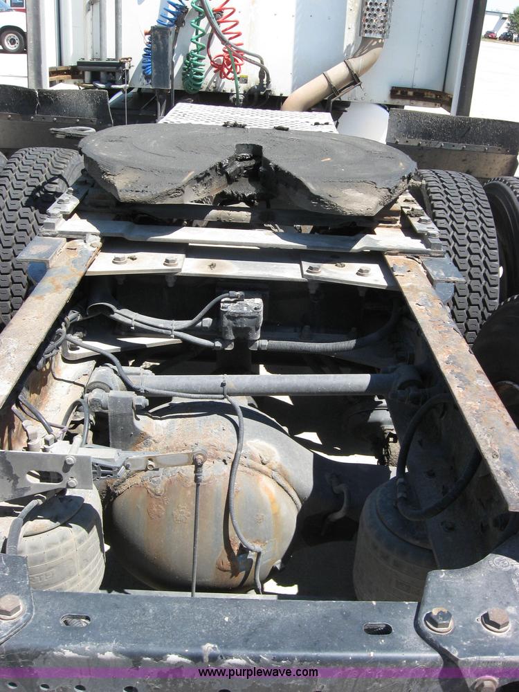 image for item 2034 2005 Kenworth Construct T600 semi truck